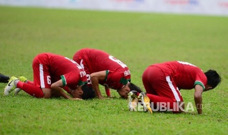 Pemain tengah Indonesia Evan Dimas Darmono, Pemain Belakang Muhammad Rezaldi Hehanusa, dan Febri Hariyadi melakukan sujud syukur usai mencetak gol ke gawang Myanmar pada laga perebutan tempat ke-3 SEA Games 2017 Kuala Lumpur di Stadium Selayang, Malaysia, Selasa (29/8).