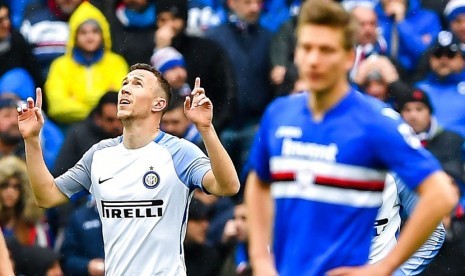 Pemain tengah Inter Milan Ivan Perisic (kiri) merayakan golnya ke gawang Sampdoria dalam laga lanjutan Serie A, Ahad (18/3) di Luigi Ferraris Stadium, Genoa, Italia. 