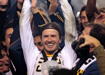 Pemain tengah LA Galaxy David Beckham merayakan kemenangan bersama seluruh tim dengan merebut juara MLS 2011, setelah mengalahkan Dynamo Houston 1-0 di Carson, California, Minggu, (21/11). (AP)