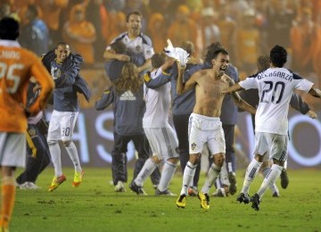 Pemain tengah LA Galaxy, Juninho (Tengah), merayakan kemenangan bersama rekannya usai mengalahkan Houston Dynamo 1-0 pada piala MLS di Carson, California, Minggu, (20/11). (AP)