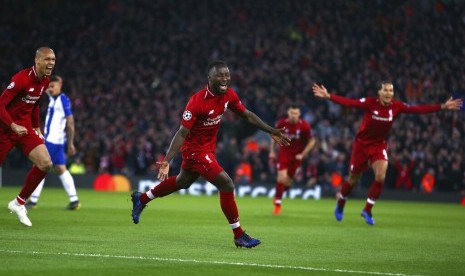 Pemain tengah Liverpool Naby Keita merayakan keberhasilannya mencetak gol dalam perempat final Liga Champion leg pertama melawan FC Porto di Stadion Anfield, Liverpool, Inggris, Selasa (9/4).