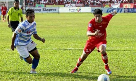 Pemain Tengah Semen Padang Esteban Viscara (kanan) berebut bola dengan pemain belakang Persiraja Banda Aceh, Gilang Angga dalam pertandingan Indonesian Premier League (IPL) di Stadion H Agus Salim, Padang, Sumatera Barat, Ahad (24/6)