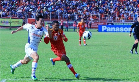 Pemain tengah Semen Padang FC, Vendry Ronaldo Moro (kanan), beradu lari dengan pemain sepak bola Warriors FC saat pertandingan Piala Asian Football Confederation (AFC) 2013 di Stadion Agus Salim, Padang, Selasa (5/3). 