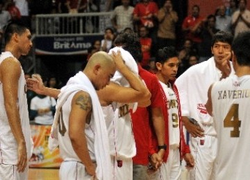 Pemain tim basket putra Indonesia tertunduk lesu usai menelan kekalahan dari Thailand pada babak semifinal SEA Games ke-26 di Britama Arena Sport Mall, Jakarta, Jumat (18/11) malam.