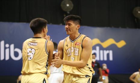 Pemain tim basket putra UPH Kelvin Sanjaya (kanan) di LIMA Basketball 2021. UPH juara di bagian putra setelah mengalahkan Perbanas Institute.