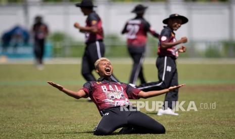 Pemain tim kriket putra Bali Dewa Gede Putra Kisawa meluapkan kegembiraan ketika melawan tim kriket putra Papua saat final Kriket T20 putra PON Papua di Lapangan Kriket, Doyo Baru, Kabupaten Jayapura, Papua, Senin (4/10/2021). Tim kriket putra Bali berhasil memperoleh medali emas usai mengalahkan tim kriket putra Papua dengan skor akhir 79/1 - 78/8. 