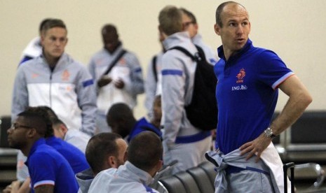 Pemain tim nasional Belanda Arjen Robben (kanan) bersama sejumlah rekannya tiba di Bandara Halim Perdanakusuma, Jakarta Timur, Rabu (5/6).   (Antara/Rian Fitrianto)