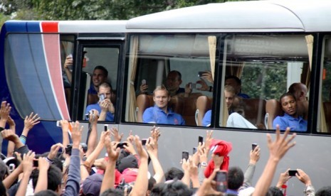 Pemain Tim Nasional Belanda menyapa fans dari dalam bus saat berkunjung di Museum Fatahillah, Jakarta, Kamis (6/6)