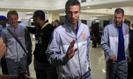  Pemain tim nasional Belanda Robin van Persie (tengah) dan Dirk Kuyt (kanan) bersama rekannya tiba di Bandara Halim Perdanakusuma, Jakarta Timur, Rabu (5/6).   (Antara/Rian Fitrianto)