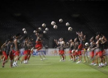 Pemain Tim Nasional Indonesia berlatih di Stadion Utama Gelora Bung Karno, Jakarta, Senin (5/9) malam.