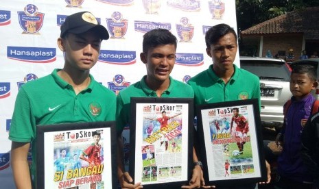 Pemain tim nasional Indonesia U-16, Sutan Diego Armando Ondriano Zico (tengah), Rendy Juliansyah (kiri) bersama Yudha Febrian (kanan), saat menghadiri Liga TopSkor U-13 musim 2017-2018 di Lapangan Trisakti, Cibubur, Bogor, Jawa Barat, Sabtu (14/10).