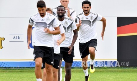 Pemain tim nasional Jerman mengikuti sesi latihan di Eppan, Italia, Kamis (7/6).