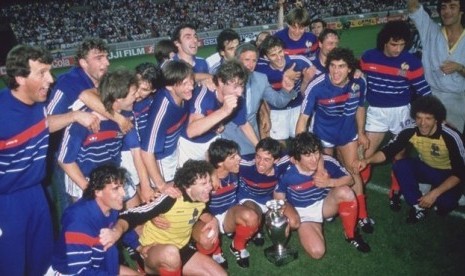 Pemain tim nasional Prancis merayakan kemenangan mereka menjuarai Piala Eropa 1984 dengan mengalahkan Spanyol 2-0 di partai final. 