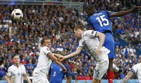 Pemain tim nasional Prancis Paul Pogba mencetak gol kedua dalam pertandingan perempat final Piala Eropa 2016 menghadapi Islandia di Stade de France, Prancis, (3/7) waktu setempat. 