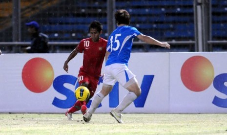 Pemain Tim Nasional U-21 Andik Vermansyah (merah) mencoba melewati hadangan pemain Hyundai Mipo Dockyard dalam pertandingan persahabatan di Stadion Utama Gelora Bung Karno, Jakarta, Jumat (10/2) malam