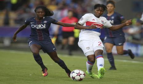 Pemain tim PSG Feminine atau PSG Putri Aminata Diallo (kiri) dalam pertandingan melawan Lyon. Diallo ditangkap karena diduga mengotaki penganiayaan terhadap rekan setimnya Kheira Hamraoui. Namun setelah pemeriksaan, pihak kepolisian melepasnya tanpa tuntutan.