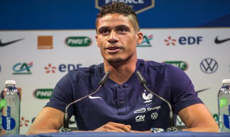 Pemain tim sepak bola nasional Prancis Raphael Varane berbicara selama konferensi pers di Clairefontaine, selatan Paris, Prancis, 27 Mei 2021.