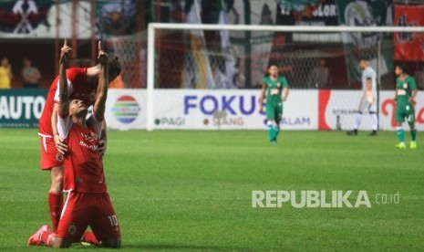 Pemain tim sepak bola Persija Jakarta Bruno Oliviera De Matos (kedua kiri) melakukan selebrasi setelah berhasil menjebol gawang PSS Sleman saat Laga Piala Presiden 2019 di Stadion Maguwoharjo, Sleman, DI Yogyakarta, Jumat (15/3/2019). 