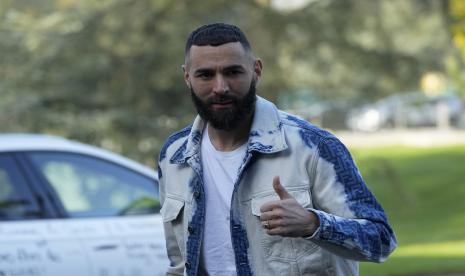 Pemain tim sepak bola Prancis Karim Benzema tiba untuk persiapan Piala Dunia mendatang di Qatar, di pusat pelatihan Clairefontaine, selatan Paris, Senin, 14 November 2022.