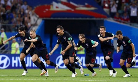 Pemain tim sepakbola nasional Kroasia merayakan setelah memenangkan pertandingan perempat final antara Rusia dan Kroasia di Piala Dunia 2018 di Stadion Fisht, di Sochi, Rusia, Sabtu, 7 Juli 2018. 