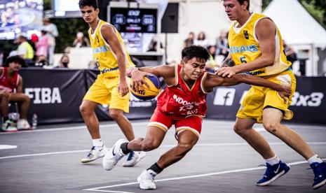 Pemain timnas 3x3 putra Indonesia U-18 Mikail Jaydra Muhammad membawa bola saat menghadapi Ukraina.