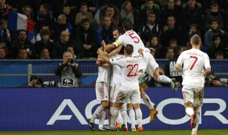 Pemain Timnas Albania melakukan selebrasi usai menjebol gawang Prancis dalam laga ujicoba internasional di Stadion Route de Lorient, Rennes, Jumat (14/11). 