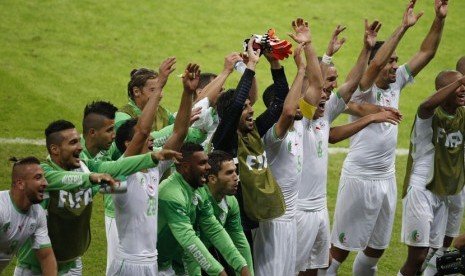 Pemain Timnas Aljazair melakukan selebrasi usai mengalahkan Korea Selatan di laga Grup H Piala Dunia 2014 di Arena Beira Rio, Porto Alegre, Ahad (22/6).