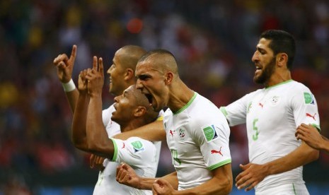 Pemain Timnas Aljazair melakukan selebrasi usai menjebol gawang Korea Selatan di laga Grup H Piala Dunia 2014 Brasil di Arena Beira Rio, Porto Alegre, Ahad (22/6). 