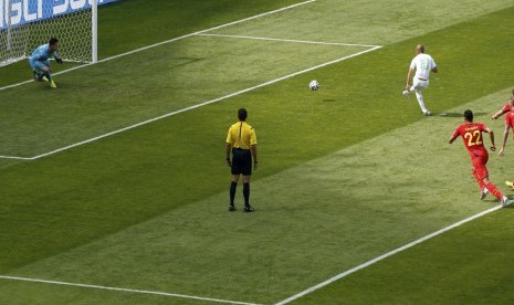 Pemain Timnas Aljazair, Sofiane Feghouli (dua kanan), melepaskan tendangan penalti menjebol gawang Belgia di laga Grup H Piala Dunia 2014 Brasil di Stadion Mineirao, Belo Horizonte, Selasa (17/6). 