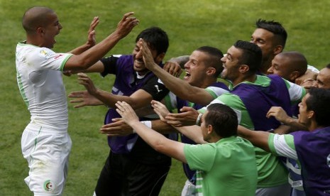 Pemain Timnas Aljazair, Sofiane Feghouli (kiri), melakukan selebrasi bersama rekan setimnya usai menjebol gawang Belgia di laga Grup H Piala Dunia 2014 di Stadion Mineirao, Belo Horizonte, Selasa (17/6). 