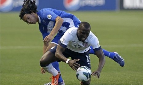 Pemain timnas Amerika Serikat, Jozy Altidore (depan), berebut bola dengan pemain Honduras dalam laga kualifikasi Piala Dunia 2014 Zona Concacaf di Stadion Rio Tinto, Utah, Selasa (18/6). 