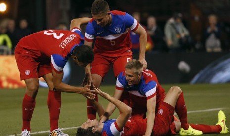 Pemain Timnas Amerika Serikat melakukan selebrasi.