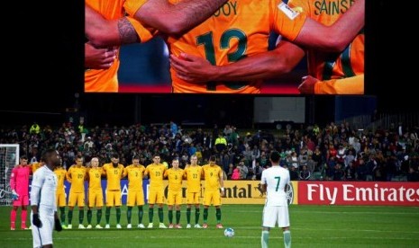 Pemain timnas Arab Saudi tidak berdiri bersama ketika timnas Australia mengheningkan cipta selama satu menit di Adelaide. 