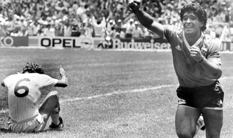 Pemain Timnas Argentina, Diego Maradona (kanan), melakukan selebrasi usai menjebol gawang Inggris di perempat final Piala Dunia 1986 di Mexico City, Mexico, 22 Juni 1986.