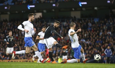 Pemain timnas Argentina, Ever Banega (tengah), membobol gawang Italia dalam laga persahabatan di Stadion Etihad, Manchester, Inggris, Jumat (23/3). 