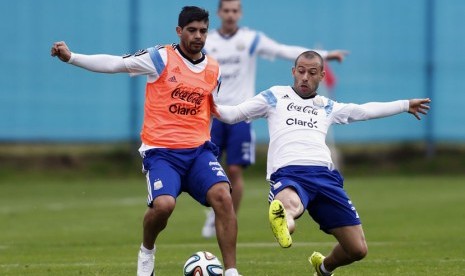 Pemain Timnas Argentina, Javier Mascherano (kanan) dan Ever Banega, berebut bola sesi latihan jelang Piala Dunia 2014 Brasil. 