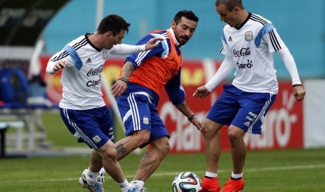 Pemain Timnas Argentina, Lionel Messi (kiri) dan Rodrigo Palacio (kanan), berebut bola dalam sesi latihan jelang Piala Dunia 2014 Brasil. 