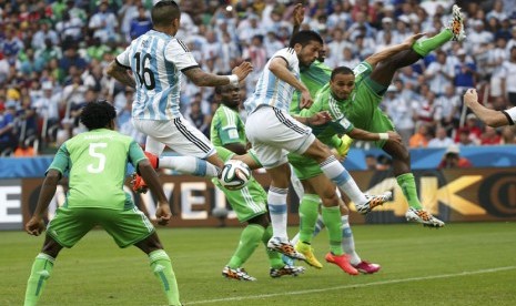 Pemain Timnas Argentina, Marcos Rojo (dua kiri), menjebol gawang Nigeria di laga pamungkas Grup F Piala Dunia 2014 Brasil di Arena Beira Rio, Porto Alegre, Rabu (25/6). 