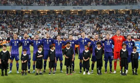 Pemain Timnas Argentina melakukan sesi foto sebelum laga persahabatan antara Timnas Uni Emirat Arab lawan Timnas Argentina di Abu Dhabi, UAE, pada 16 November 2022.