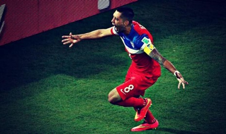 Pemain timnas AS, Clint Dempsey melakukan selebrasi usai menjebol gawang Ghana.