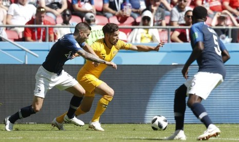 Pemain Timnas Australia, Mathew Leckie (tengah), membawa bola di tengah kepungan pemain Prancis di laga Grup C Piala Dunia 2018 di Kazan Arena, Kazan, Rusia, Sabtu (16/6). 