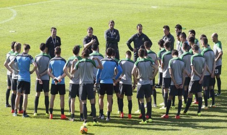 Pemain Timnas Australia mendengarkan pengarahan dari pelatih dalam sesi latihan di Sydney, Australia, 23 Mei. 