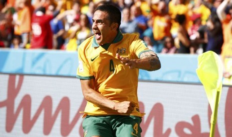 Pemain Timnas Australia, Tim Cahill, melakukan selebrasi usai menjebol gawang Belanda di laga Grup B Piala Dunia 2014 di Stadion Beira Rio, Porto Alegre, Rabu (18/6). 