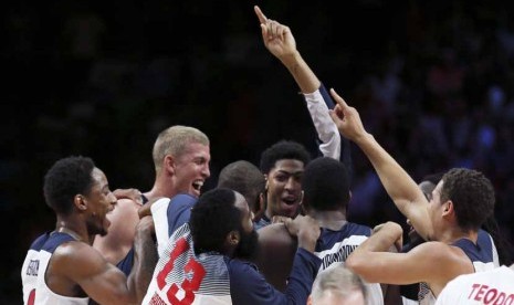 Pemain Timnas Basket Amerika Serikat merayakan keberhasilannya menjuarai Piala Dunia Basket FIBA usai mengalahkan Serbia di partai final di Madrid, Spanyol, Ahad (14/9).