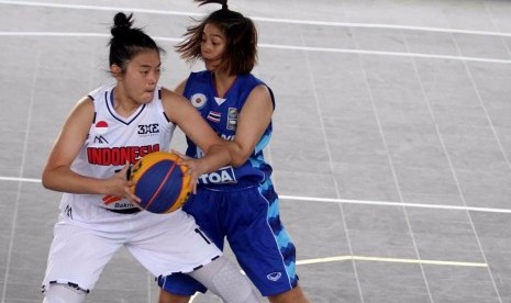 Pemain timnas basket putri 3x3 Indonesia (putih) saat menghadapi Thailand.