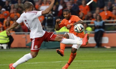 Pemain Timnas Belanda, Jeremain Lens (kanan), melepaskan tembakan saat menghadapi Timnas Wales dalam laga uji coba di Amsterdam, Belanda, Rabu (4/6). 