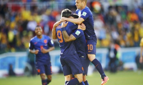 Pemain Timnas Belanda, Memphis Depay  (dua kanan), melakukan selebrasi usai menjebol gawang Australia di laga Grup B Piala Dunia 2014 di Stadion Beira Rio, Porto Alegre, Rabu (18/6). 