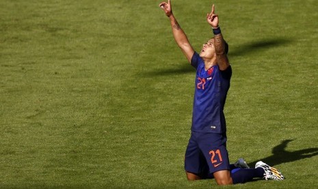 Pemain Timnas Belanda, Memphis Depay, merayakan golnya ke gawang Australia di laga Grup B Piala Dunia 2014 di Stadion Beira Rio, Porto Alegre, Rabu (18/6). 