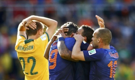 Pemain Timnas Belanda, Memphis Depay (tengah), melakukan selebrasi dengan Robin Van Persie (dua kiri) usai menjebol gawang Australia di laga Grup B Piala Dunia 2014 di Stadion Beira Rio, Porto Alegre, Rabu (18/6).