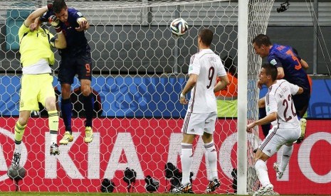 Pemain Timnas Belanda, Stefan de Vrij (kanan), merangsek menyundul bola untuk mengoyak jala Spanyol dalam laga Grup B Piala Dunia 2014 di Arena Fonte Nova, Salvador, Jumat (13/6). 